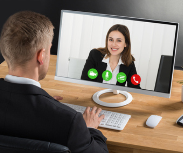 Communiquer à distance par écrans en anglais